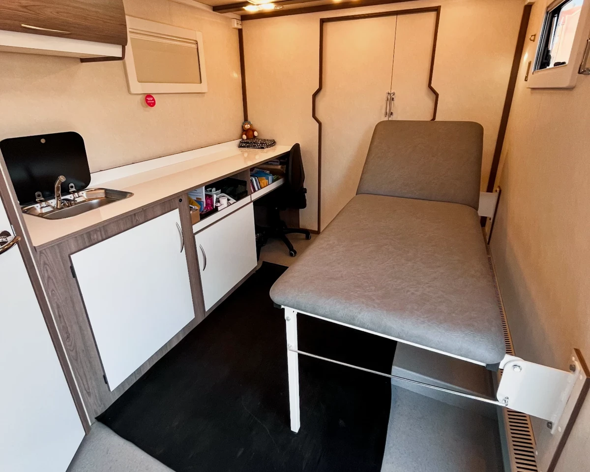 Vaccinationsbussen – insida med fullskalig brits