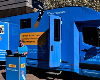 Vaccinationsbussen parkerad utanf&ouml;r Coop i Bj&auml;rred