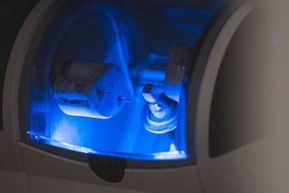 CEREC-fräs som tillverkar en keramisk krona på kliniken.