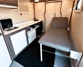 Insidan av vaccinationsbussen med brits, handtvättstation och god hygienstandard