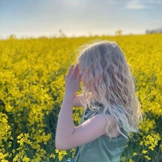 Vaccinationsbussen parkerad utanf&ouml;r Coop i Bj&auml;rred