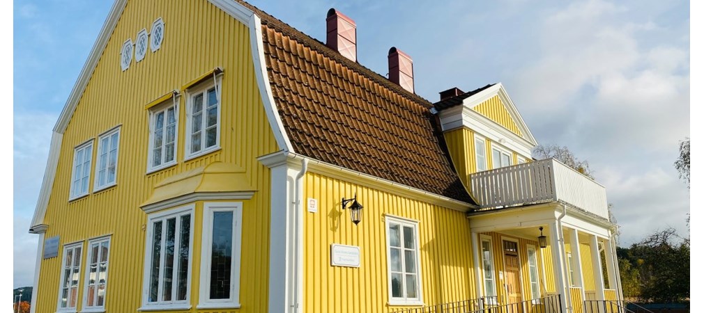 Bild på byggnaden Gula Villans tandvård utifrån, ett gult trähus