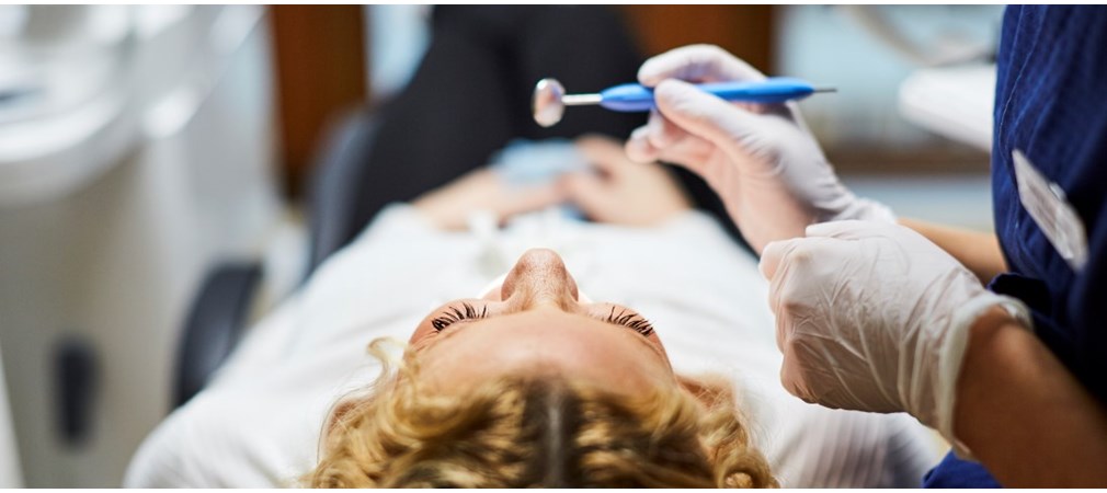Kvinna blir undersökt av tandläkare